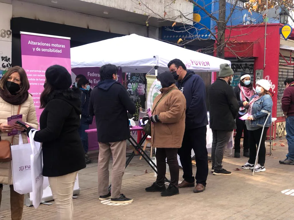 Actividad educativa y puesto informativo sobre esclerosis múltiple en Talca