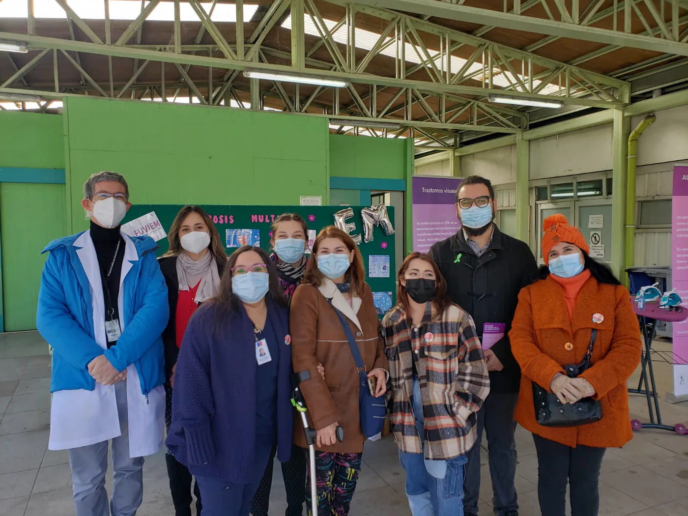 Grupo de participantes en un encuentro de esclerosis múltiple en un centro de salud del Biobío