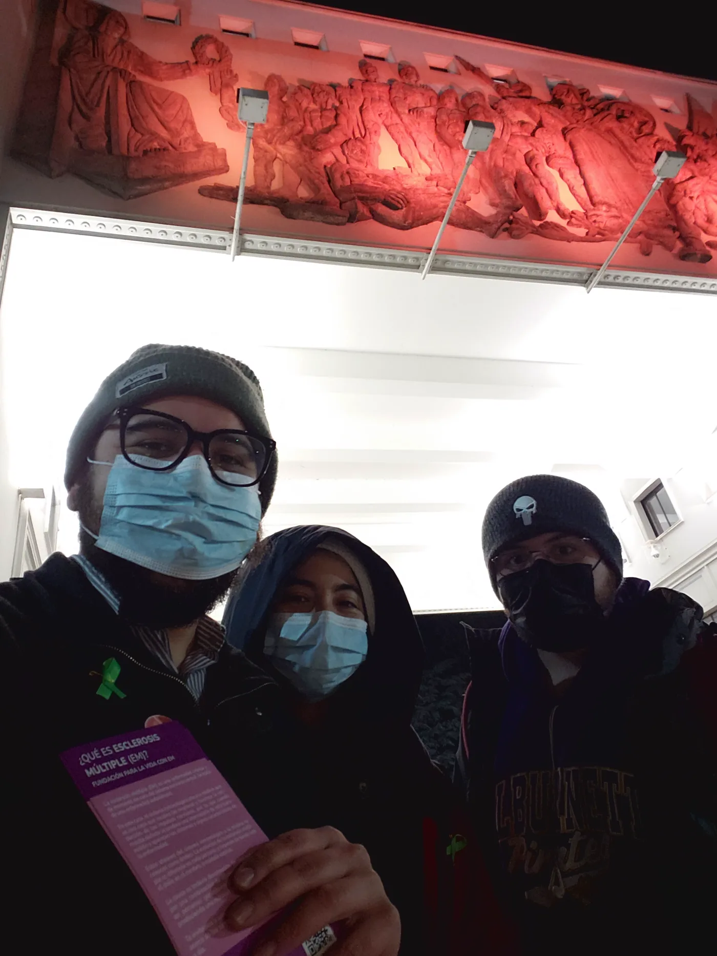 Integrantes de FUVIEM frente al arco iluminado de la Universidad de Concepción