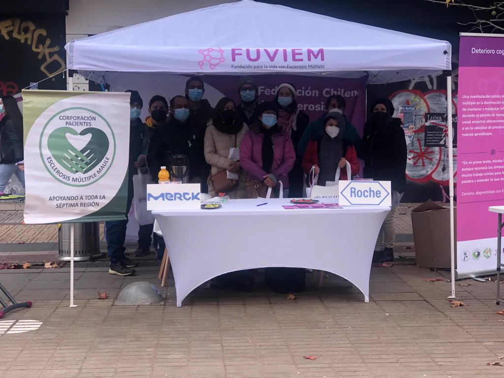 Participantes en una actividad comunitaria sobre esclerosis múltiple en la Región del Maule