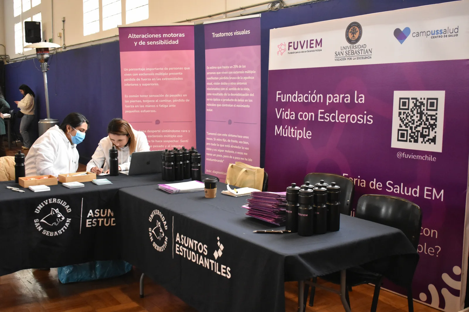 Equipo en el puesto de FUVIEM de la Feria de Salud de Esclerosis Múltiple en la Universidad San Sebastián