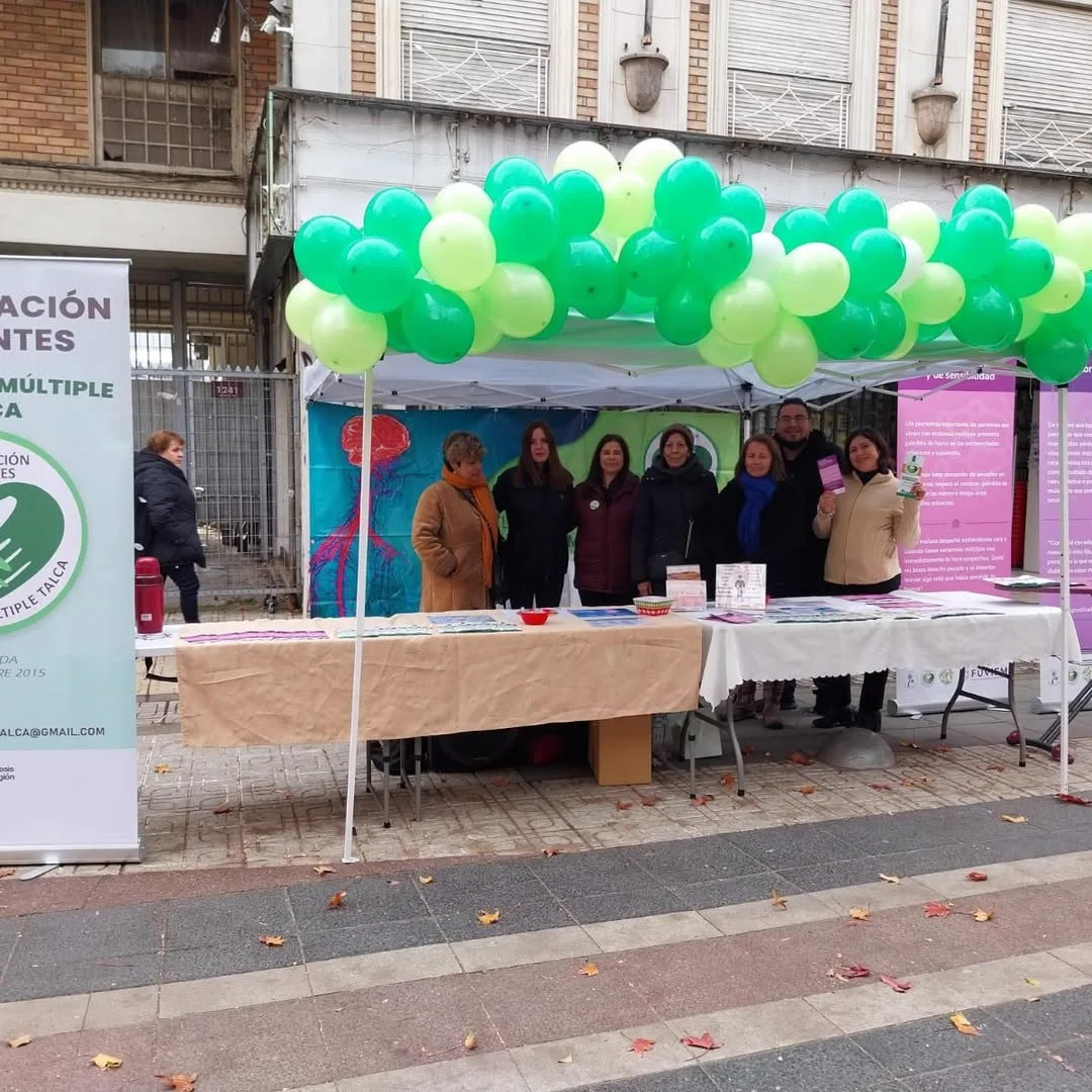 Equipo en un puesto informativo de FUVIEM y Corporación EM Talca